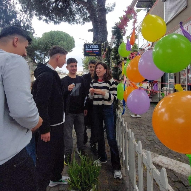 Kardeşköy'de çocuklar çift bayram yaptı
Köyün kırtasiyeci ablası, çocukları...