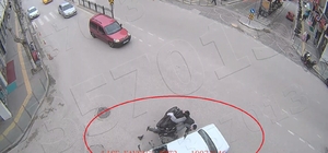 Motosikletin otomobile çarptığı kaza kamerada: 1 yaralı