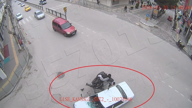 Motosikletin otomobile çarptığı kaza kamerada: 1 yaralı