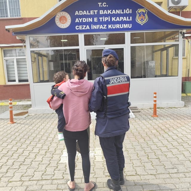 Yedi ayrı suçtan aranıyordu, kucağında bebeğiyle hapse girdi