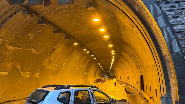 Tünel girişinde iki otomobil çarpıştı: 7 yaralı