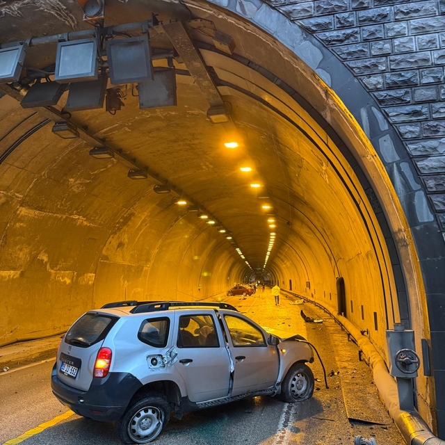 Tünel girişinde iki otomobil çarpıştı: 7 yaralı