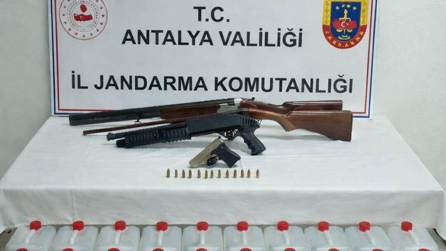 Antalya'da 160 litre etil alkol, tabanca ve pompalı tüfek ele geçirildi