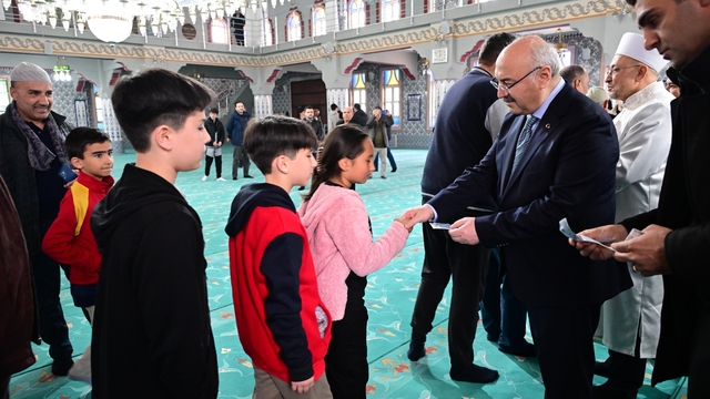 Vali Köşger bayram sevincini görevi başındaki personeller ve vatandaşlarla paylaştı