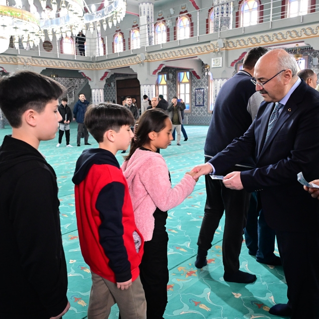 Vali Köşger bayram sevincini görevi başındaki personeller ve vatandaşlarla...