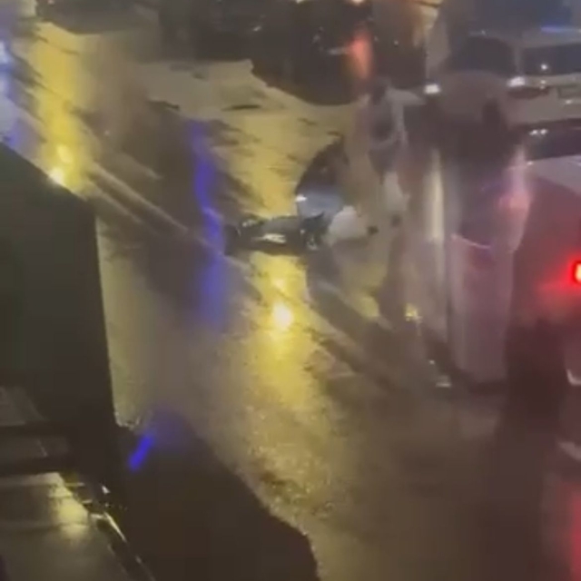 Cadde ortasında tekme ve yumruklarla darbedildi