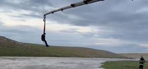 Şanlıurfa'da dere sularına kapılan traktör sürücüsü vinçle kurtarıldı