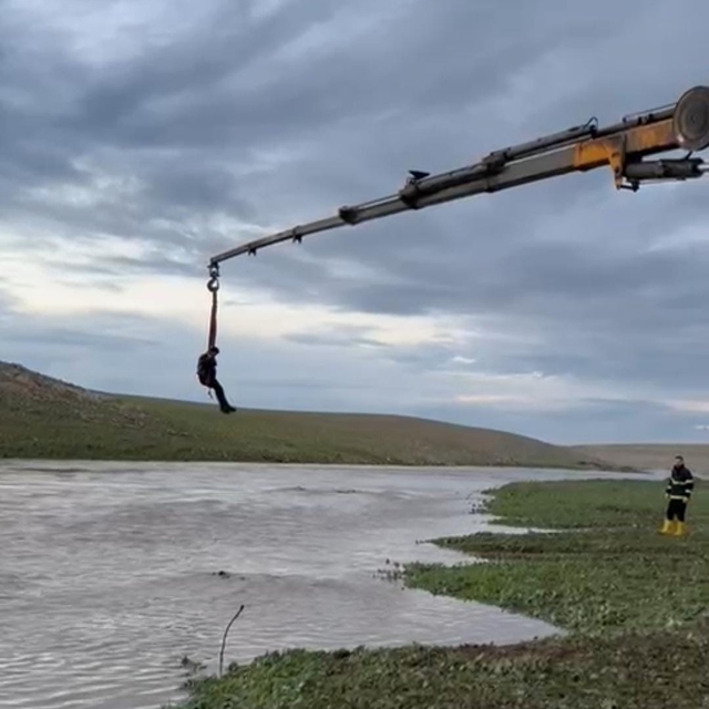 Şanlıurfa'da dere sularına kapılan traktör sürücüsü vinçle kurtarıldı