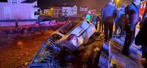 Otomobil bariyere çarptı: 1’i ağır, 2 kişi yaralandı