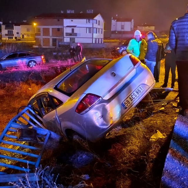 Otomobil bariyere çarptı: 1'i ağır, 2 kişi yaralandı