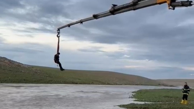 Şanlıurfa'da dere sularına kapılan traktör sürücüsü vinçle kurtarıldı