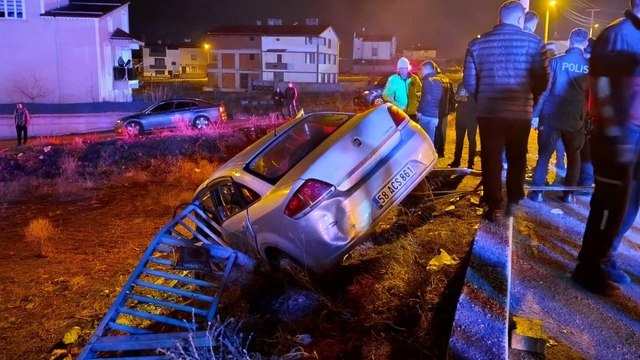 Otomobil bariyere çarptı: 1'i ağır, 2 kişi yaralandı