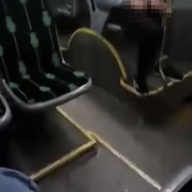 Halk otobüsündeki uygunsuz davranış kamerada