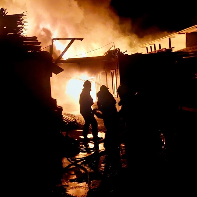 İşçi lojmanları alevlere teslim oldu