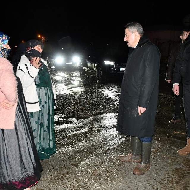 Milletvekili Arslan Tatar Kasrik'teki sel bölgesinde incelemelerde bulundu