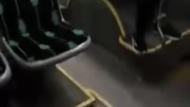 Halk otobüsündeki uygunsuz davranış kamerada