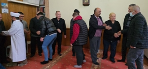 Küslerin barıştığı bayramlaşma halkası geleneği yaşatıldı Cami avlusunda oluşturulan bayramlaşma halkası, bu yıl soğuk nedeniyle caminin içerişinde oluşturuldu