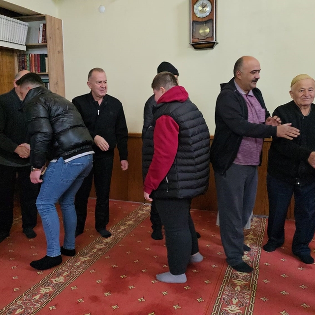 Küslerin barıştığı bayramlaşma halkası geleneği yaşatıldı
Cami avlusunda ol...