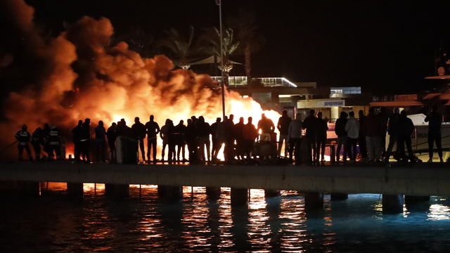 Bodrum'da marinada demirli 5 motoryatta çıkan yangına müdahale ediliyor