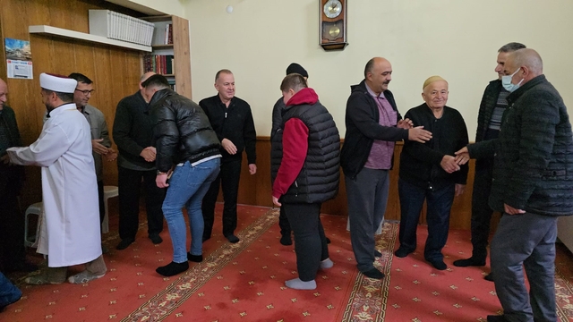 Küslerin barıştığı bayramlaşma halkası geleneği yaşatıldı
Cami avlusunda oluşturulan bayramlaşma halkası, bu yıl soğuk nedeniyle caminin içerişinde oluşturuldu