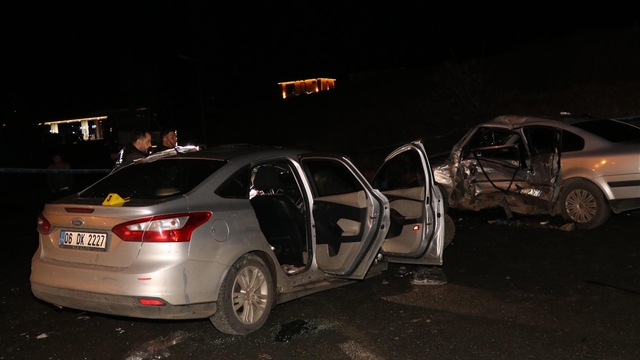 Otomobil, park halindeki araca çarptı: 1'i ağır, 5 yaralı