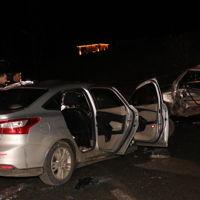 Otomobil, park halindeki araca çarptı: 1'i ağır, 5 yaralı