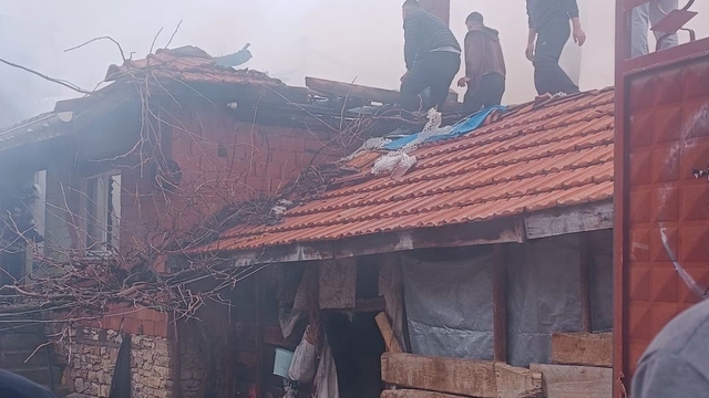 Tavşanlı'da korkutan yangın, iki katlı ev kullanılamaz hale geldi