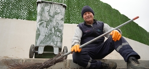 Çöpçüler Kralı'nda Kemal Sunal için mikrofon olan süpürge, onun elinde kaleme dönüştü Temizlik yaparken sanat üretiyor: Süpürgesi kaleme, konteynerler tuvale dönüştü Çobanlıktan temizlik işçiliğine, süpürgeyle sanata uzanan hayat