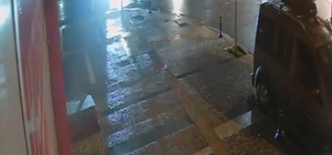 Otomobil ile motosikletin çarpışma anı kamerada: 1 yaralı