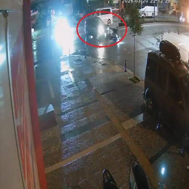 Otomobil ile motosikletin çarpışma anı kamerada: 1 yaralı