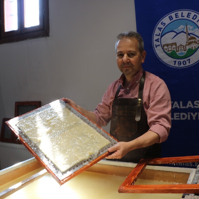 Tarihi konak atölyeye çevrildi; 2 bin yıllık yöntemle sanatsal kağıtlar üre...