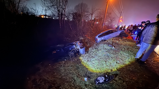 Çarpışan otomobiller kanala devrildi: 6 yaralı