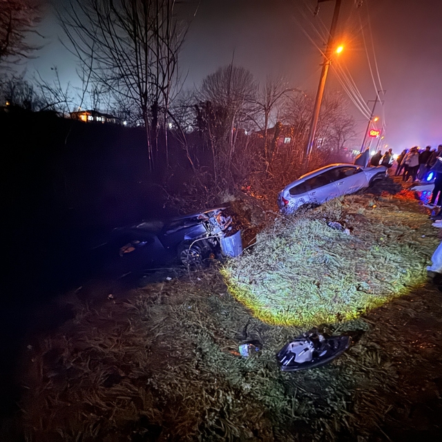 Çarpışan otomobiller kanala devrildi: 6 yaralı