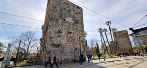 Tramvay tehdidindeki 2 bin yıllık burçlara tel örgülü önlem