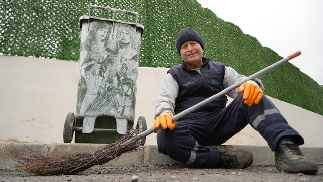 Çöpçüler Kralı'nda Kemal Sunal için mikrofon olan süpürge, onun elinde kaleme dönüştü
Temizlik yaparken sanat üretiyor: Süpürgesi kaleme, konteynerler tuvale dönüştü
Çobanlıktan temizlik işçiliğine, süpürgeyle sanata uzanan hayat