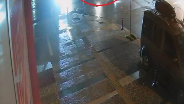 Otomobil ile motosikletin çarpışma anı kamerada: 1 yaralı