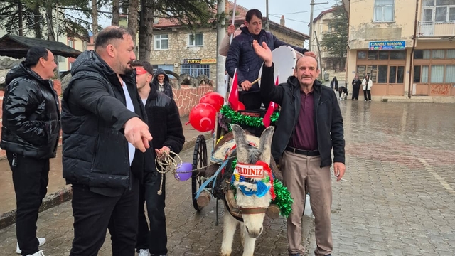 Davulcular bahşişi süslenen eşek arabasıyla topluyor
Beyşehir'de eşek arabalı davulcular, eski geleneği yaşatıyor