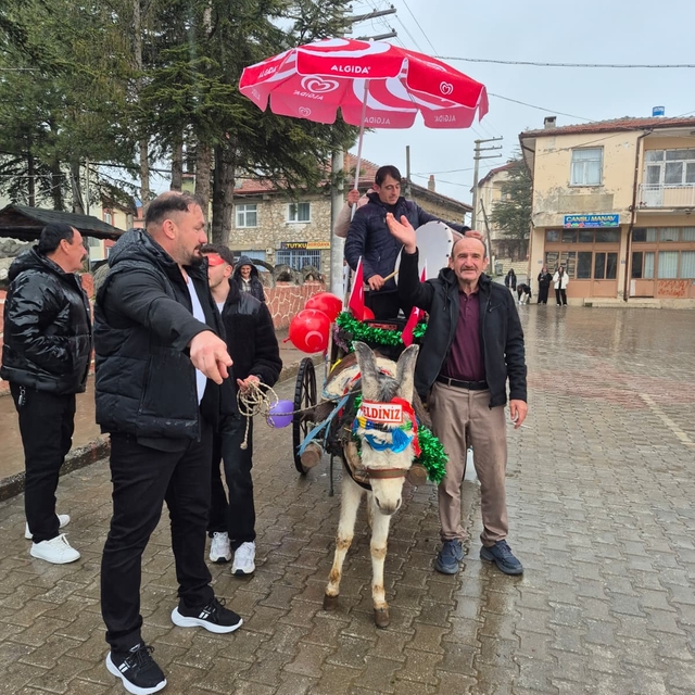 Davulcular bahşişi süslenen eşek arabasıyla topluyor
Beyşehir'de eşek araba...