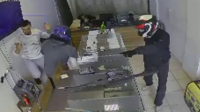 Kasklı hırsızlar tarafından 20 yıllık emeği olan 22 milyon TL'lik altını 3 dakikada çalınan kuyumcu, altınlarını teslim alıp ülkesine döndü