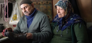 64 yıllık ayakkabı tamircisi, her sabah dükkanını eşiyle açıyor Her sabah el ele yürüyorlar, 6 metrekarelik dükkanda omuz omuza veriyorlar