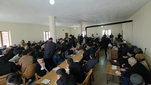 Ahlat'ta bayram geleneği yaşatılıyor: Halise yemeği aynı sofrada buluşturuyor