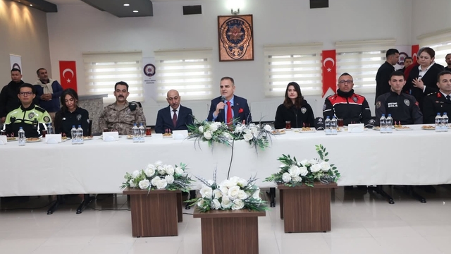 Vali Akbıyık bayramda güvenlik güçleri ile bir araya geldi