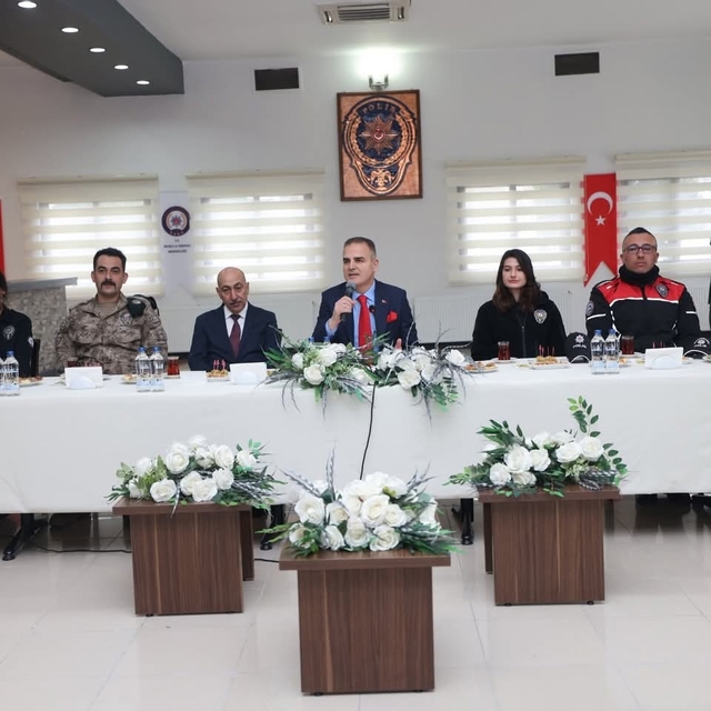 Vali Akbıyık bayramda güvenlik güçleri ile bir araya geldi