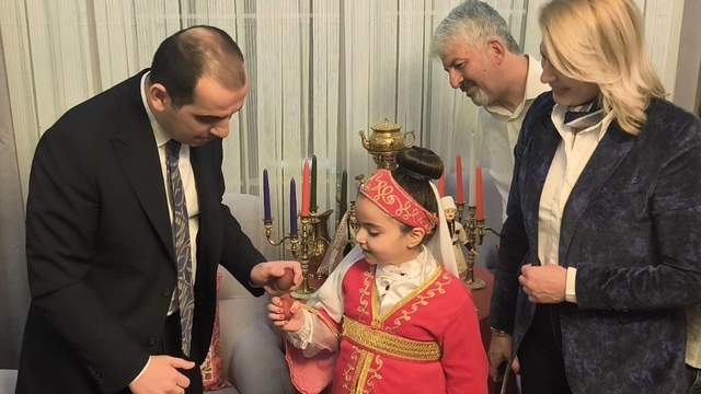 Vali Taşolar, yumurta tokuşturup, Nevruz ateşinin üzerinden atladı