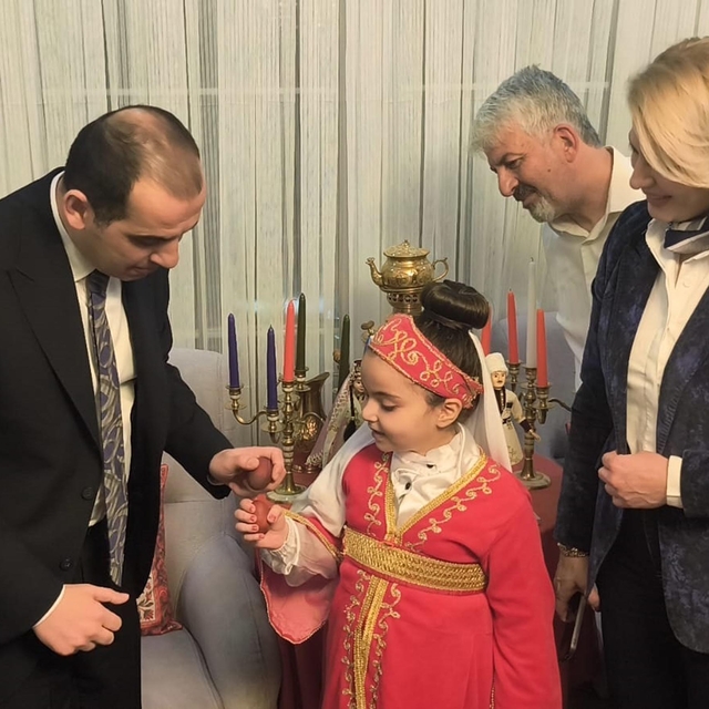 Vali Taşolar, yumurta tokuşturup, Nevruz ateşinin üzerinden atladı