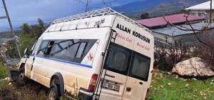 Mersin'de elektrik direğine çarpan işçi servisindeki 4 kişi yaralandı