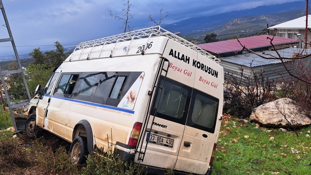 Mersin'de elektrik direğine çarpan işçi servisindeki 4 kişi yaralandı