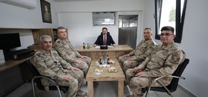 Hatay Valisi Masatlı, görev başındaki güvenlik güçleri ve vatandaşlarla bayramlaştı