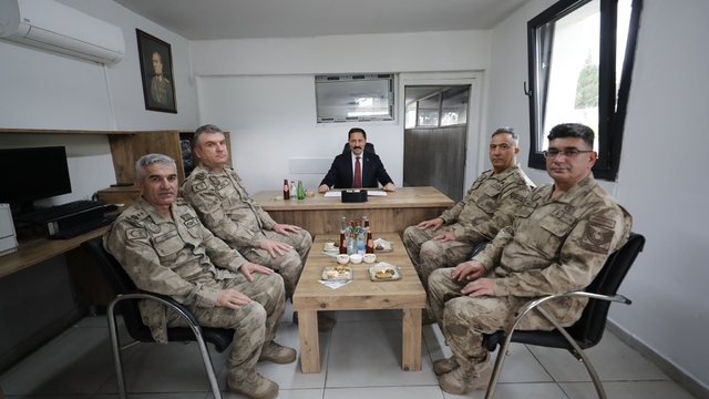 Hatay Valisi Masatlı, görev başındaki güvenlik güçleri ve vatandaşlarla bayramlaştı