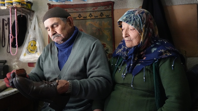 64 yıllık ayakkabı tamircisi, her sabah dükkanını eşiyle açıyor
Her sabah el ele yürüyorlar, 6 metrekarelik dükkanda omuz omuza veriyorlar
